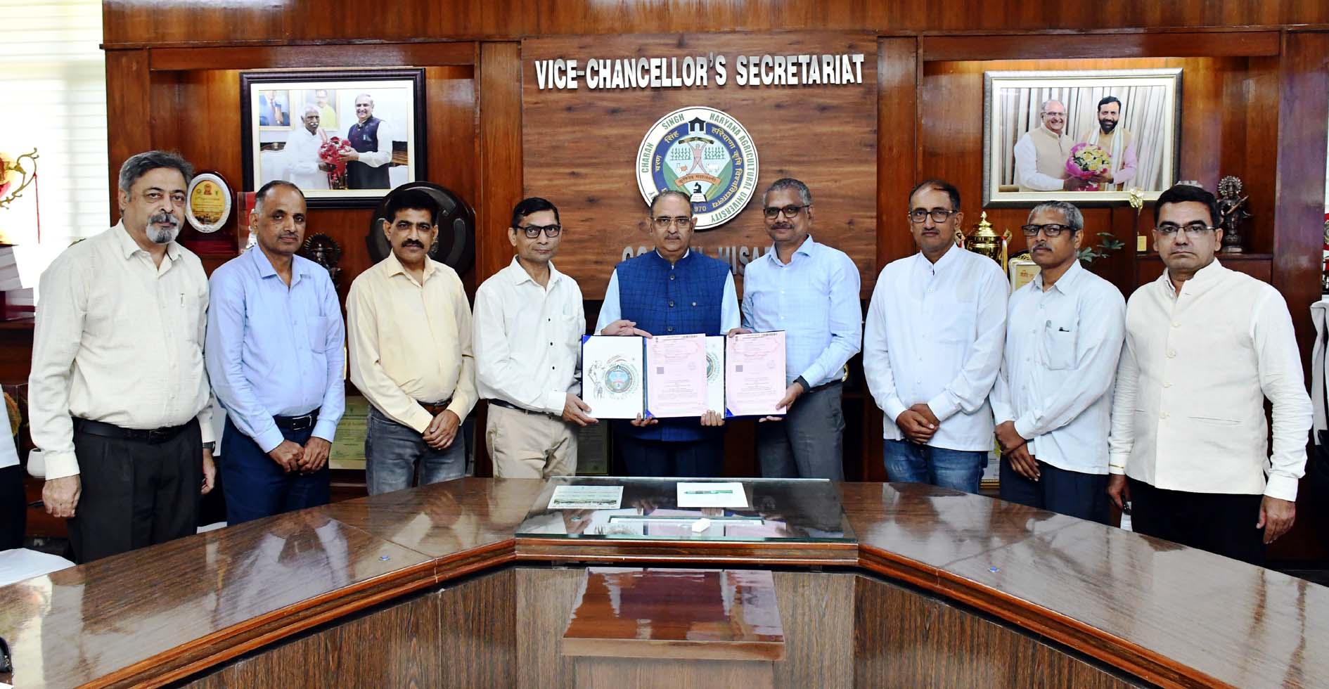 विश्वविद्यालय के कुलपति प्रो. बीआर कम्बोज के साथ कंपनी के अधिकारी व विश्वविद्यालय के अधिकारीगण। विश्वविद्यालय के कुलपति प्रो. बीआर कम्बोज के साथ कंपनी के अधिकारी व विश्वविद्यालय के अधिकारीगण।
