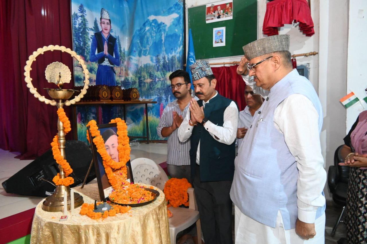 शहीद मेजर दुर्गा मल्ल की पुण्यतिथि पर मंत्री गणेश जोशी श्रद्धांजलि अर्पित करते। शहीद मेजर दुर्गा मल्ल की पुण्यतिथि पर मंत्री गणेश जोशी श्रद्धांजलि अर्पित करते।