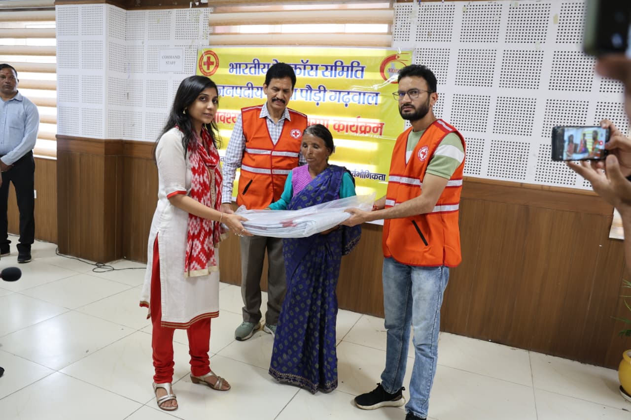 आपदा प्रभावित को सामग्री वितरित करती जिलाधिकारी आपदा प्रभावित को सामग्री वितरित करती जिलाधिकारी