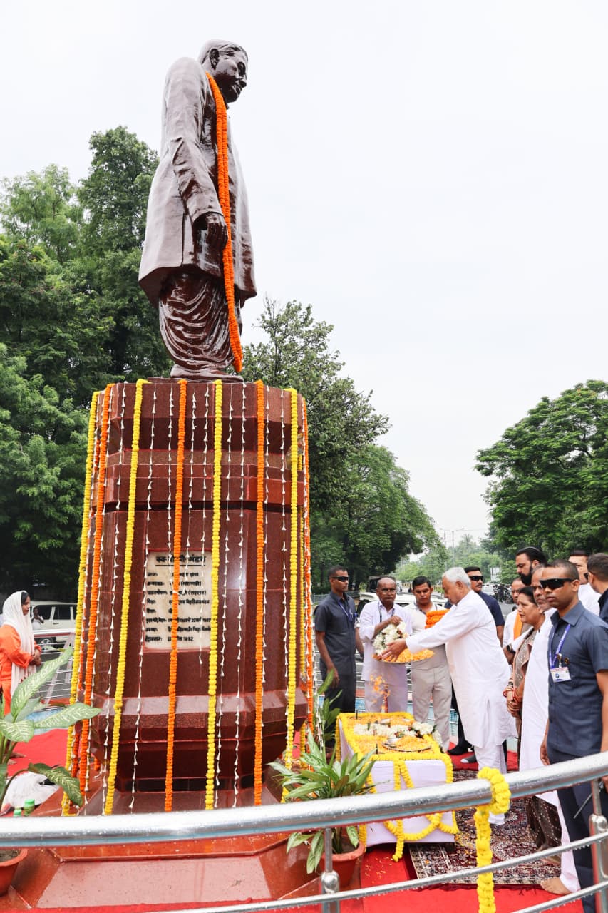 बीपी मंडल के राजकीय समारोह में शामिल होकर उन्हें श्रद्धांजलि देते मुख्यमंत्री नीतीश