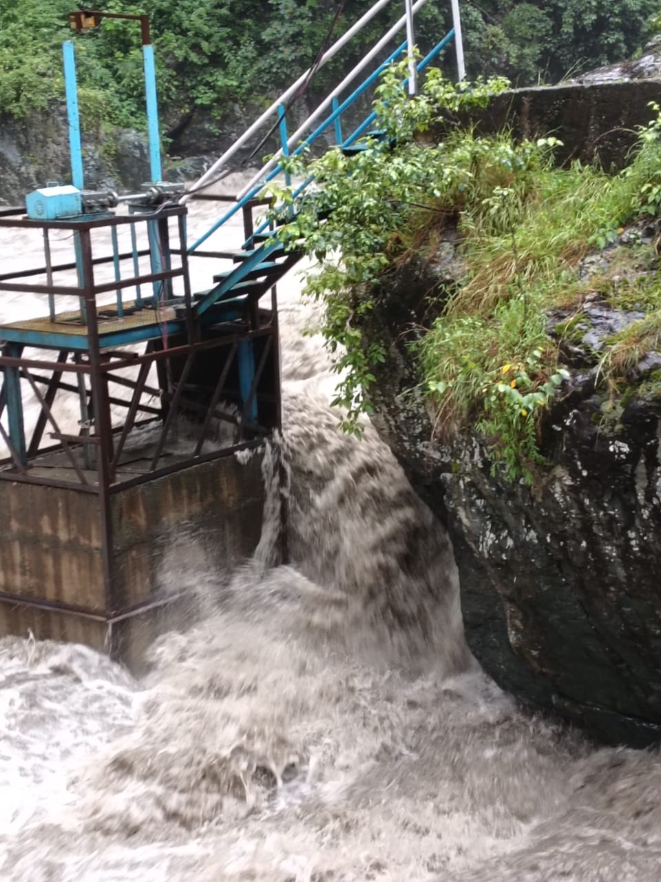 जल स्तर बढ़ने से पड्डल स्थित पंप हाऊस से पेयजल आपूर्ति ठप। जल स्तर बढ़ने से पड्डल स्थित पंप हाऊस से पेयजल आपूर्ति ठप।