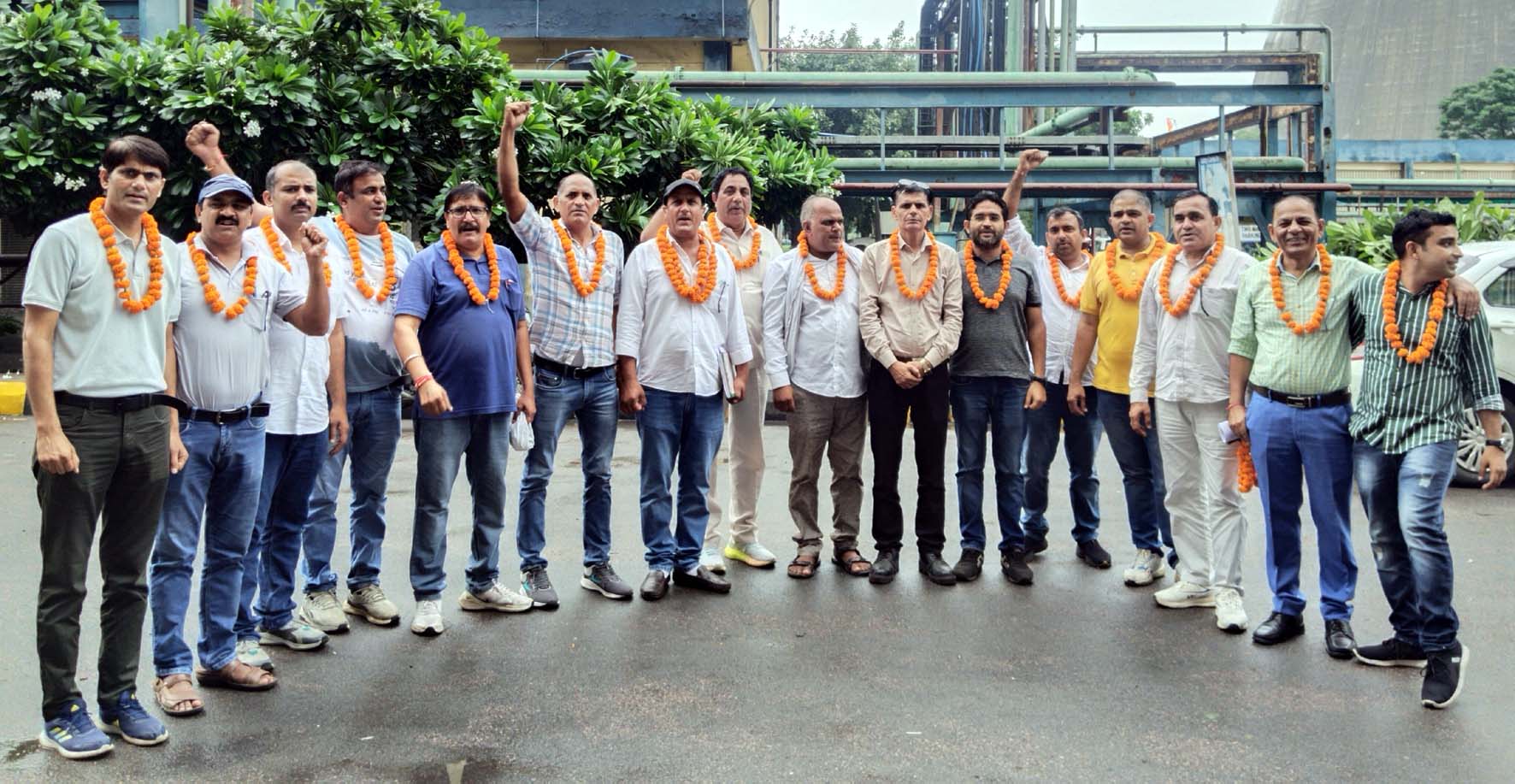 नवनियुक्त पदाधिकारी पद व गोपनीयता की शपथ ग्रहण करते हुए। नवनियुक्त पदाधिकारी पद व गोपनीयता की शपथ ग्रहण करते हुए।