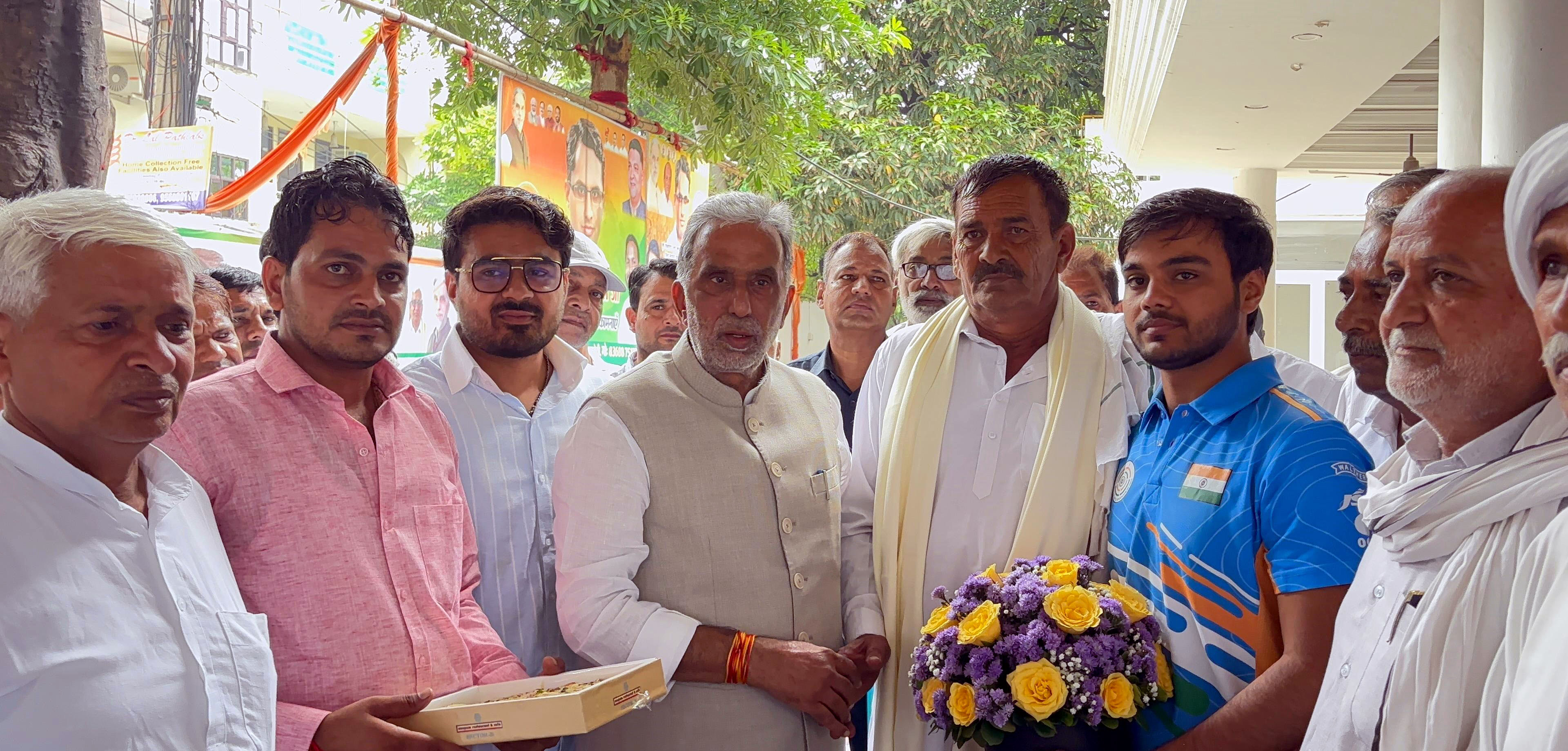 गोल्ड मैडलिस्ट कपिल बैंसला का स्वागत करके हुए मंत्री कृष्णपाल गुर्जर गोल्ड मैडलिस्ट कपिल बैंसला का स्वागत करके हुए मंत्री कृष्णपाल गुर्जर