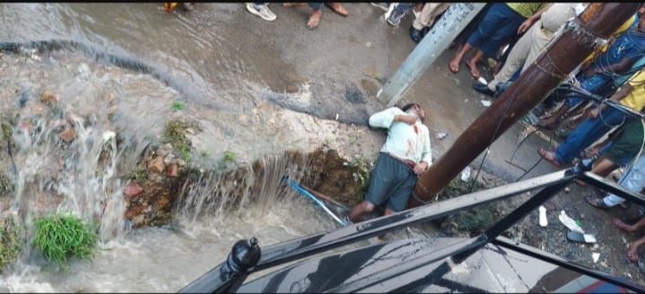 मृतक ऑटो चालक मौके पर मृतक ऑटो चालक मौके पर