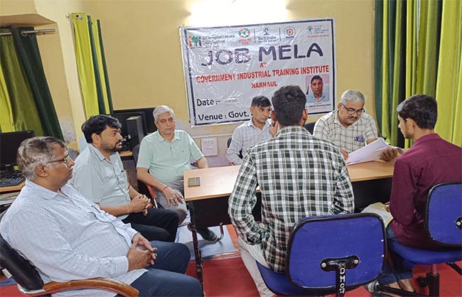 छात्रों का साक्षात्कार लेते कंपनी के प्रतिनिधि। छात्रों का साक्षात्कार लेते कंपनी के प्रतिनिधि।