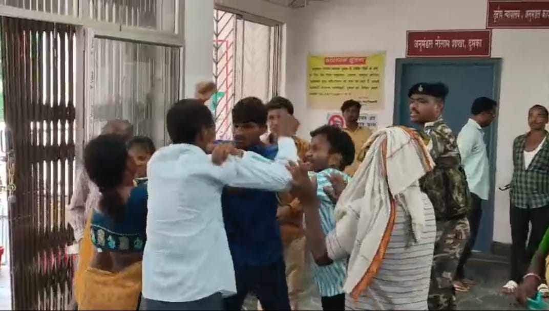 दोनों में होती मारपीट एवं बीच-बचाव करते सुरक्षा कर्मी दोनों में होती मारपीट एवं बीच-बचाव करते सुरक्षा कर्मी