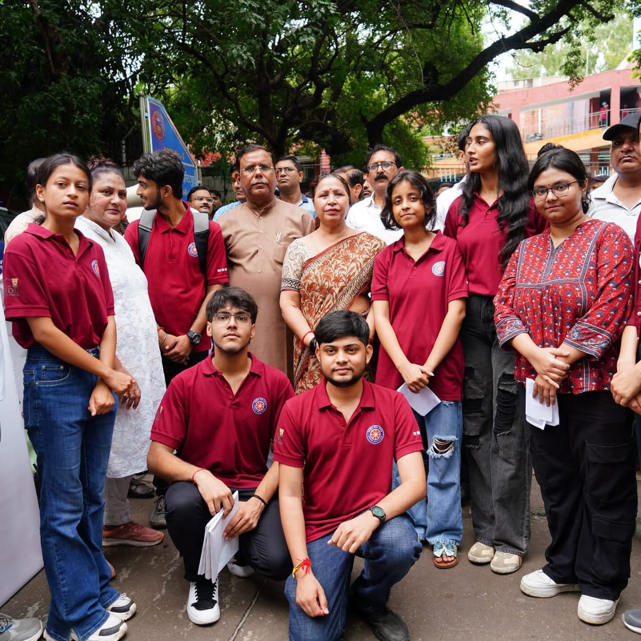 स्थायी समिति की अध्यक्ष सत्या शर्मा दिल्ली विश्वविद्यालय के छात्रों के साथ स्वच्छ रैली में स्थायी समिति की अध्यक्ष सत्या शर्मा दिल्ली विश्वविद्यालय के छात्रों के साथ स्वच्छ रैली में