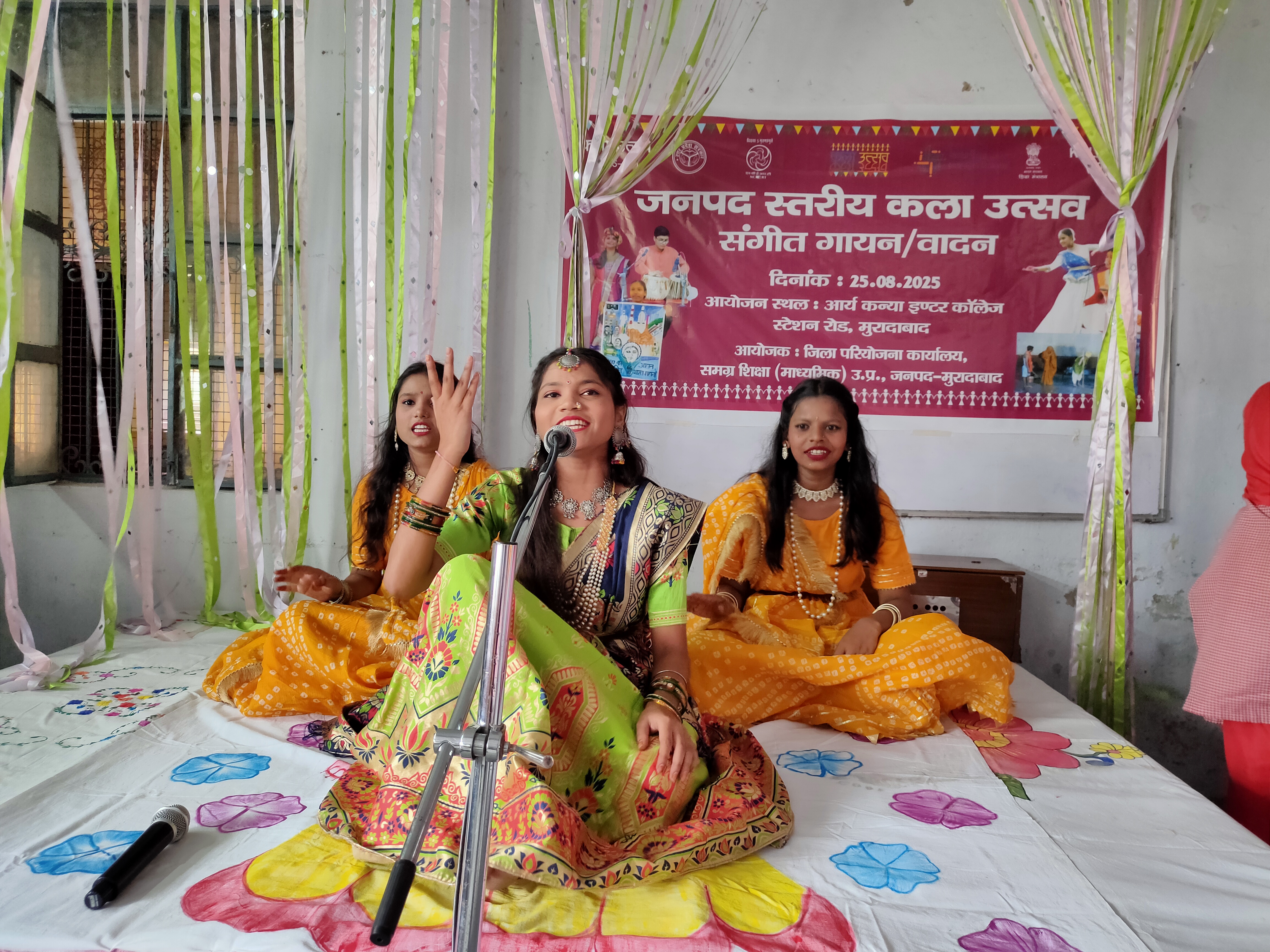 आर्य कन्या इंटर कॉलेज मुरादाबाद में जनपद स्तरीय कला उत्सव में प्रस्तुति देतींं प्रतिभागी। आर्य कन्या इंटर कॉलेज मुरादाबाद में जनपद स्तरीय कला उत्सव में प्रस्तुति देतींं प्रतिभागी।