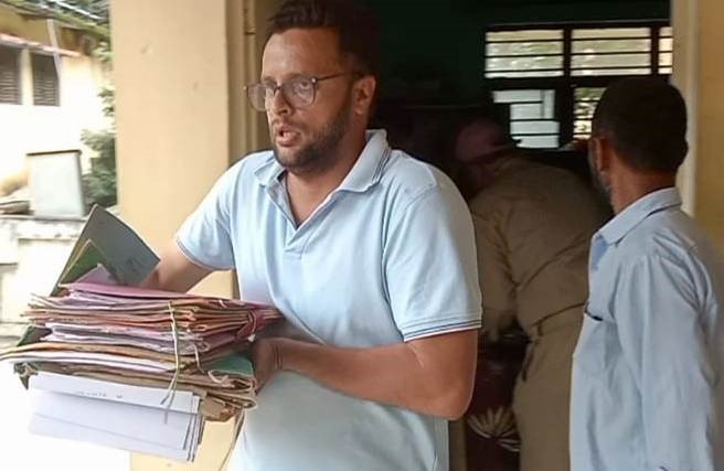 भू-स्खलन की सूचना पर कार्यालय से सामान उठाकर लेजाते एसडीएम पंकज भट्ट। भू-स्खलन की सूचना पर कार्यालय से सामान उठाकर लेजाते एसडीएम पंकज भट्ट।