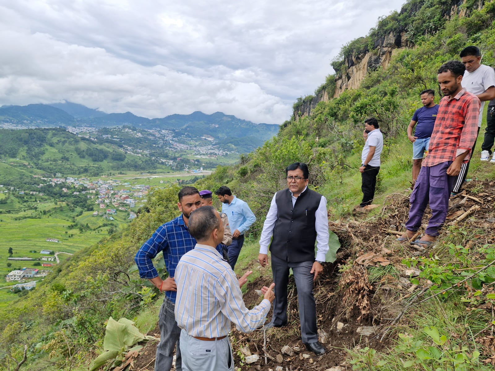 देवता गांव का निरीक्षण करते डीएम। देवता गांव का निरीक्षण करते डीएम।