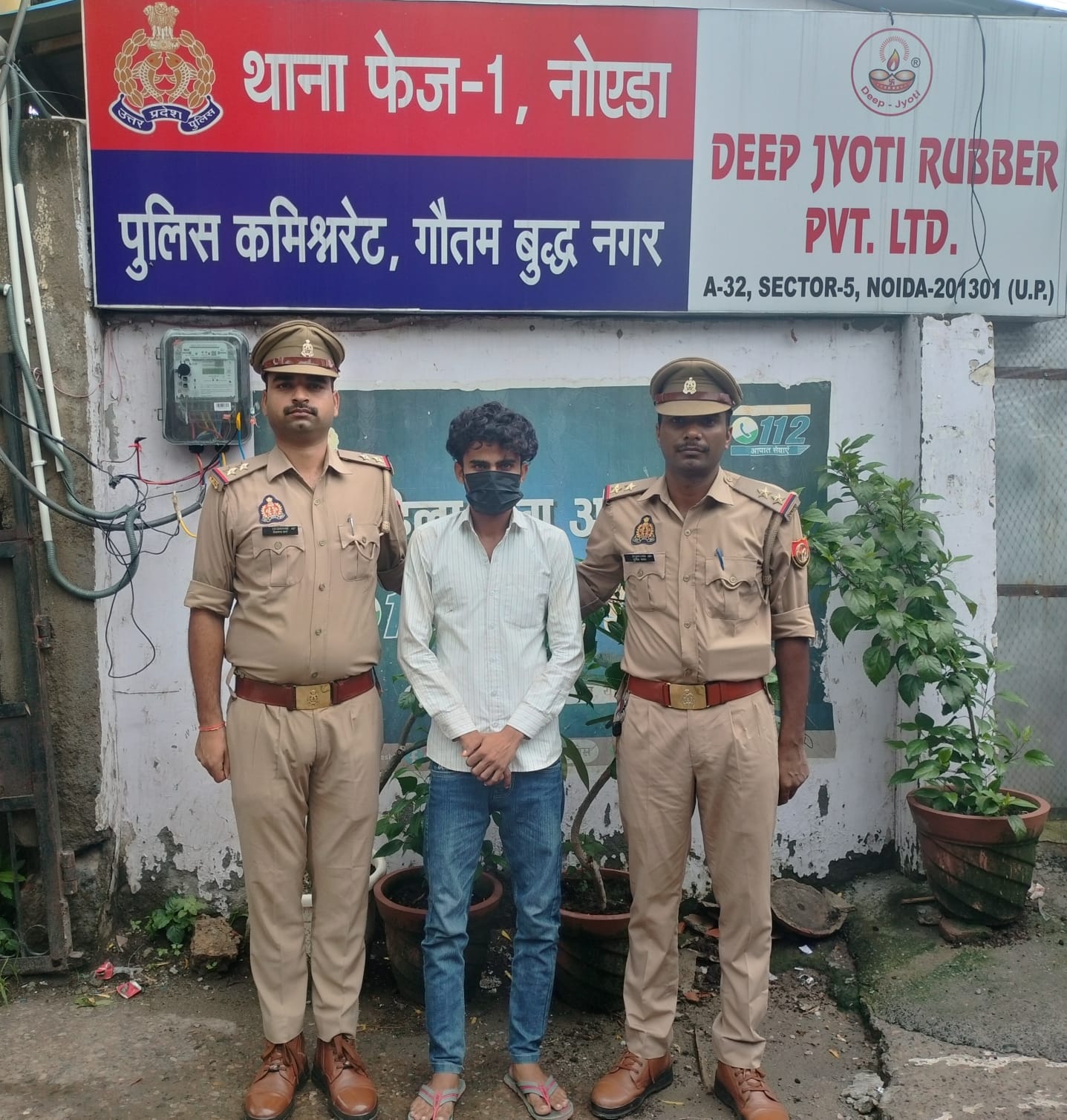 गैंगस्टर एक्ट में वांछित 25 हजार रुपए का इनामी वाहन चोर गिरफ्तार गैंगस्टर एक्ट में वांछित 25 हजार रुपए का इनामी वाहन चोर गिरफ्तार