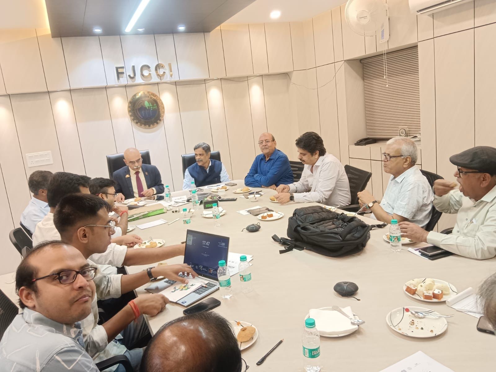 बैठक में शामिल चैंबर कॉमर्स के अधिकारी पदाधिकारी बैठक में शामिल चैंबर कॉमर्स के अधिकारी पदाधिकारी