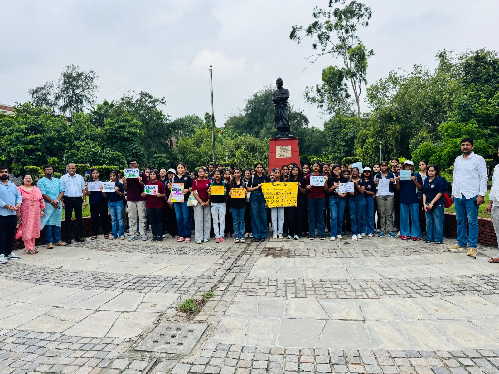एनएसएस के स्वयंसेवक रैली में भाग लेते हुए एनएसएस के स्वयंसेवक रैली में भाग लेते हुए