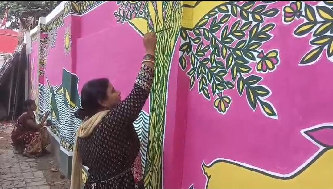 मंजूषा पेंटिंग बनाते कलाकार मंजूषा पेंटिंग बनाते कलाकार