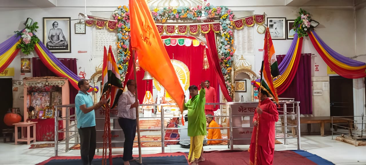 ध्वजा अर्पण के साथ बंगाली बाबा मंदिर में दो दिवसीय गणपति महोत्सव का शुभारंभ ध्वजा अर्पण के साथ बंगाली बाबा मंदिर में दो दिवसीय गणपति महोत्सव का शुभारंभ