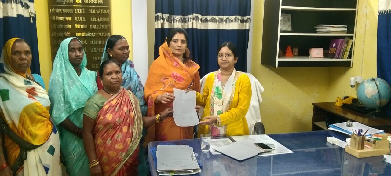 आयुक्त प्रिया गाेयल को ज्ञापन सौंपते हुई पार्षद सुमन मेश्राम। आयुक्त प्रिया गाेयल को ज्ञापन सौंपते हुई पार्षद सुमन मेश्राम।
