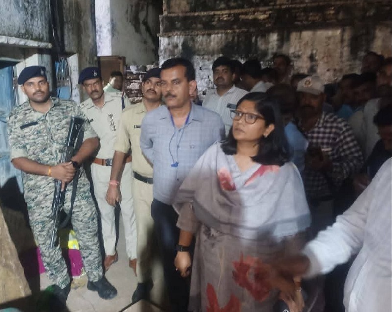 कलेक्टर मदद के लिये मौके पर पहुँचीं कलेक्टर मदद के लिये मौके पर पहुँचीं