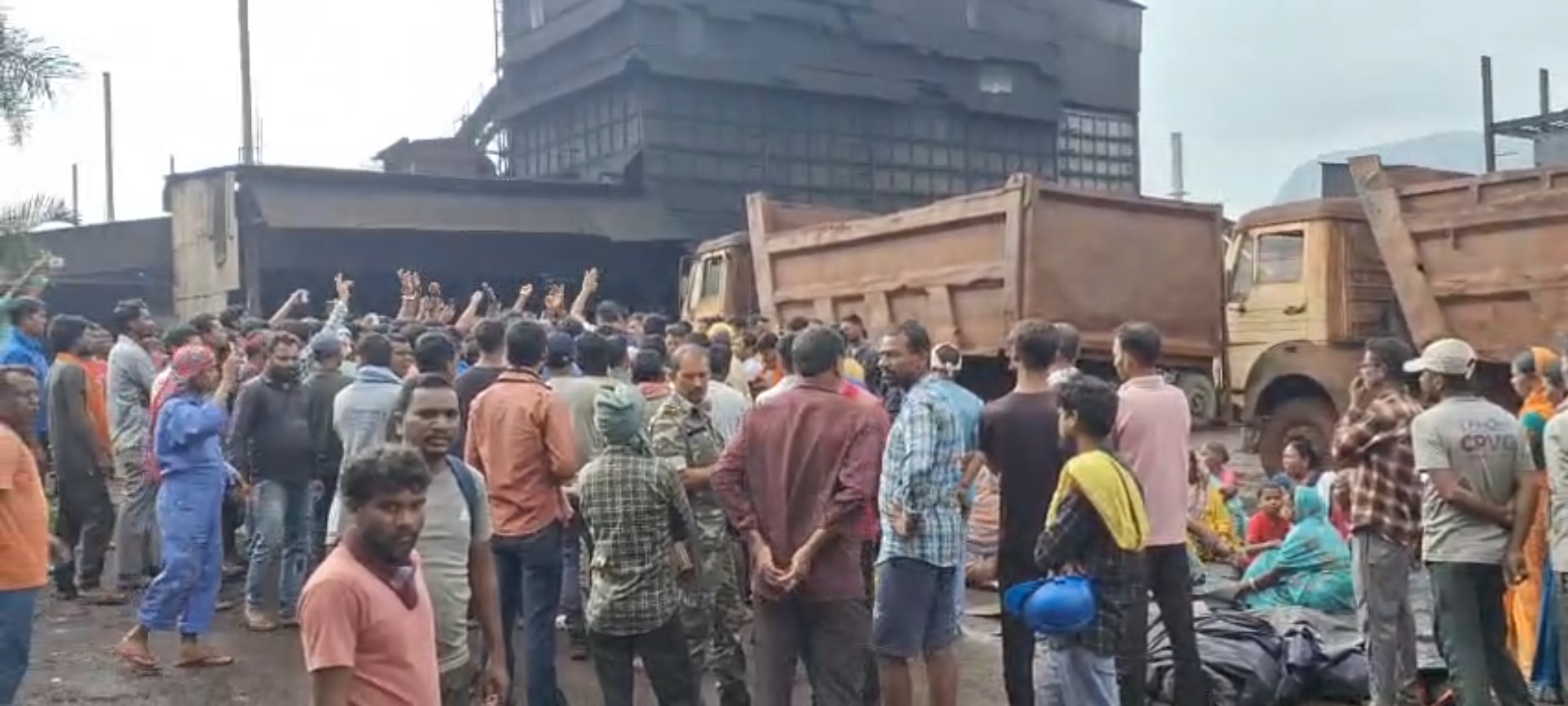 प्लांट के बाहर हंगामा करते लोग प्लांट के बाहर हंगामा करते लोग