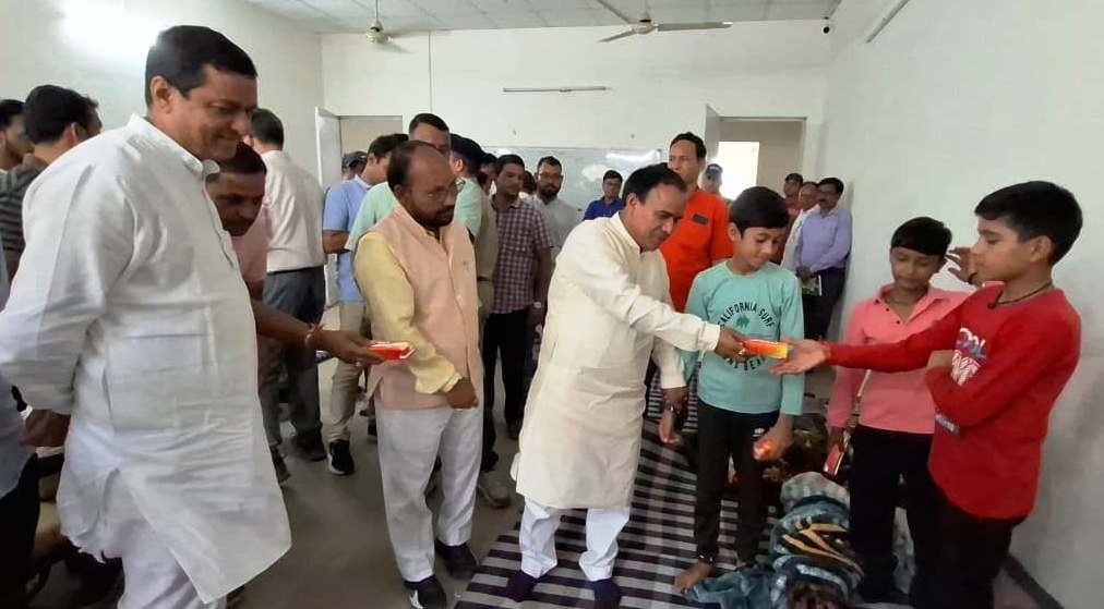 थरालीः राहत शिविर में बच्चों से हालचाल पूछते सांसद अनिल बलूनी व प्रभारी मंत्री डा धनसिंह रावत। थरालीः राहत शिविर में बच्चों से हालचाल पूछते सांसद अनिल बलूनी व प्रभारी मंत्री डा धनसिंह रावत।