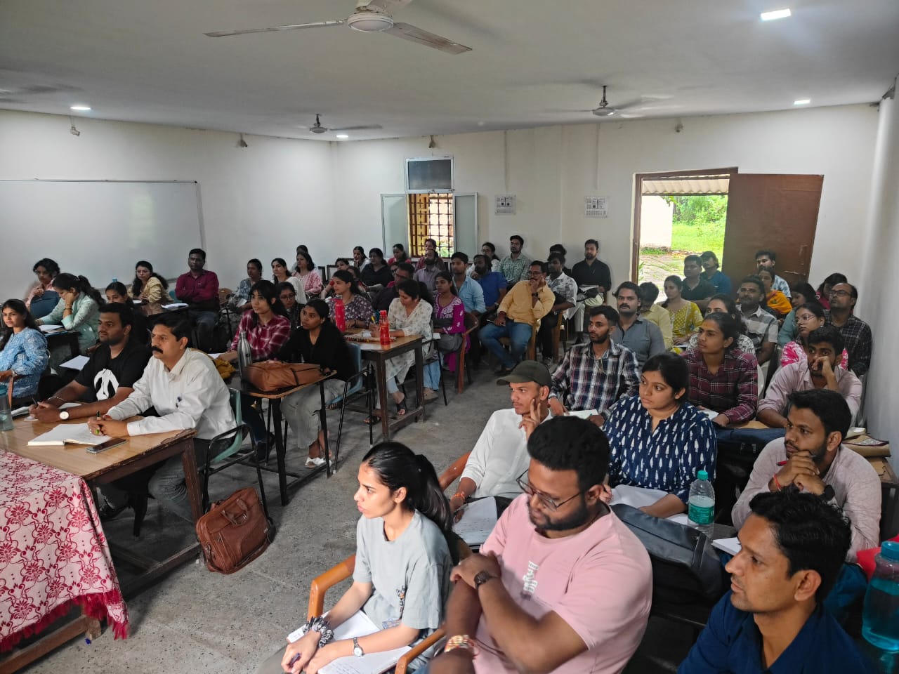 सौगात: एफएम102.5 मेगाहट्र्ज़ पर गूंजेगा: यह आकाशवाणी का उज्जैन केन्द्र है....! सौगात: एफएम102.5 मेगाहट्र्ज़ पर गूंजेगा: यह आकाशवाणी का उज्जैन केन्द्र है....!