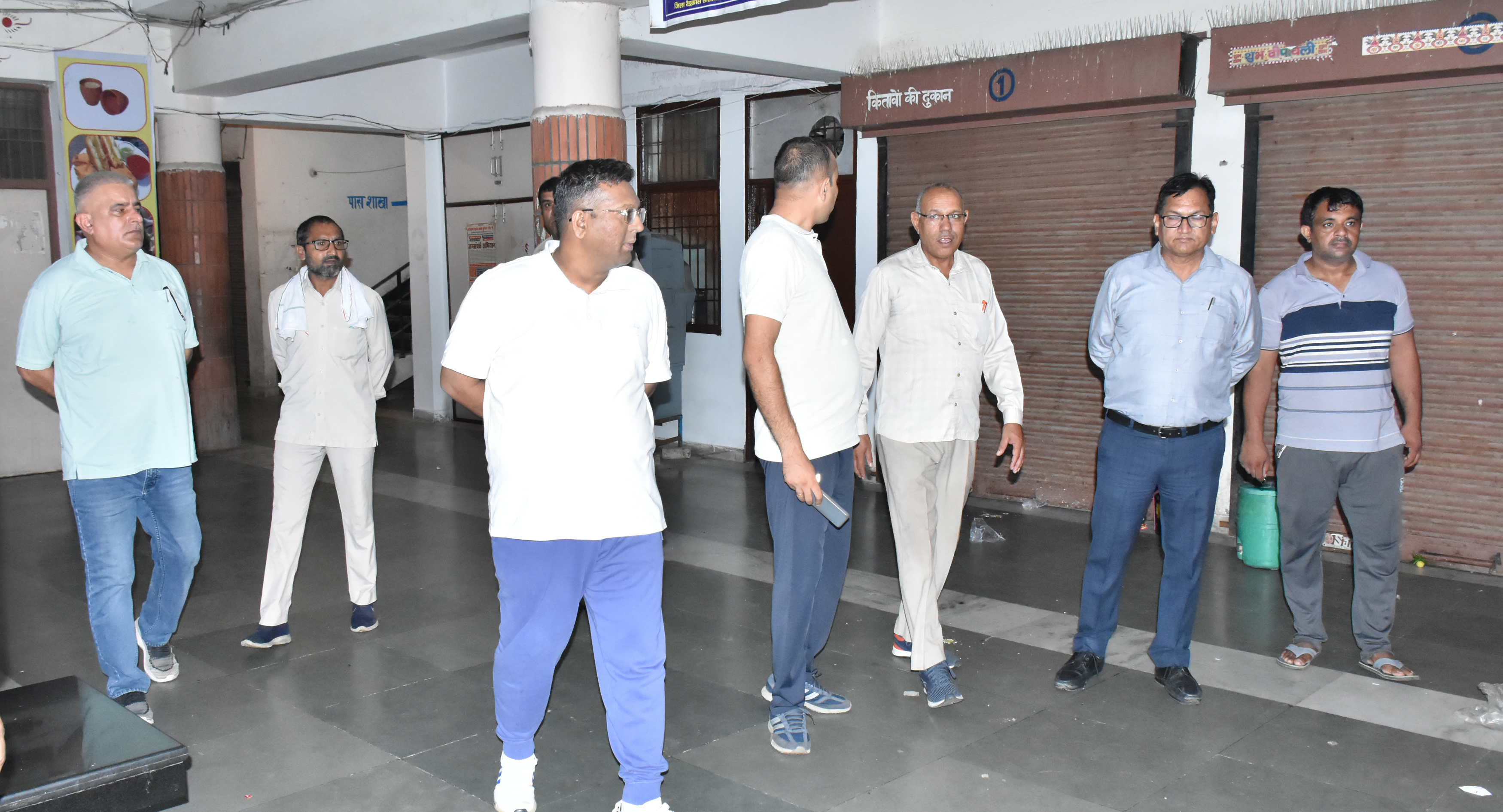 झज्जर शहर में सफाई और जल निकासी व्यवस्था का निरीक्षण करते हुए उपायुक्त स्वप्निल रविंद्र पाटिल। झज्जर शहर में सफाई और जल निकासी व्यवस्था का निरीक्षण करते हुए उपायुक्त स्वप्निल रविंद्र पाटिल।