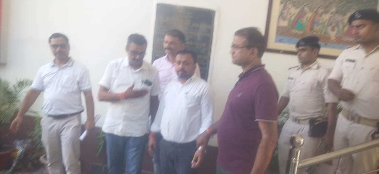 बेतिया में एक लाख रिश्वत लेते जिला मत्स्य पदाधिकारी गिरफ़्तार बेतिया में एक लाख रिश्वत लेते जिला मत्स्य पदाधिकारी गिरफ़्तार