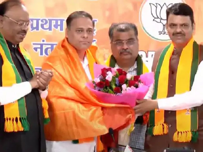 फोटो: नवनियुक्त भाजपा मुंबई अध्यक्ष अमित साटम को बधाई देते हुए मुख्यमंत्री देवेंद्र फडणवीस