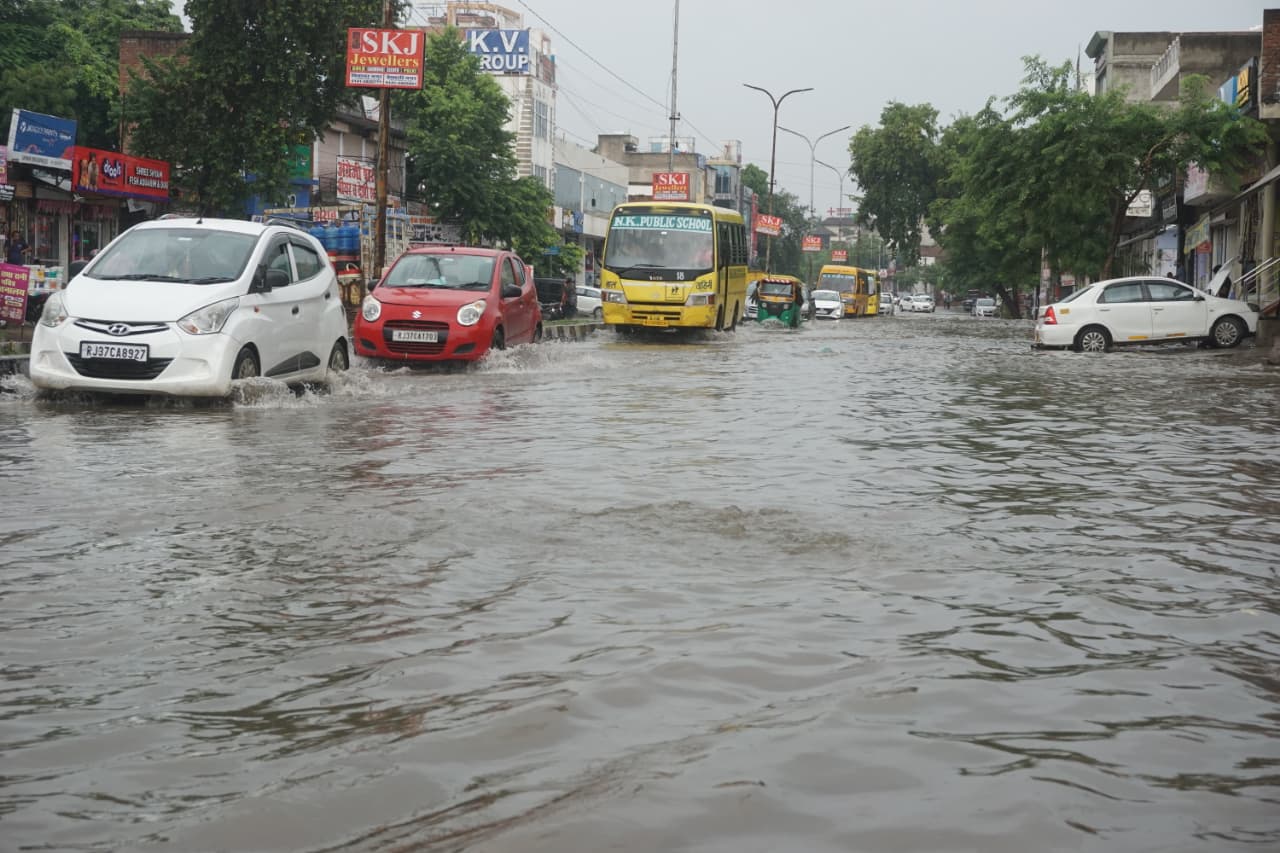 जयपुर में बारिश के कारण जलभराव।