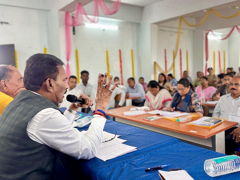 सांवेर विधानसभा क्षेत्र में चल रहे विभिन्न विकास कार्यों की समीक्षा बैठक सांवेर विधानसभा क्षेत्र में चल रहे विभिन्न विकास कार्यों की समीक्षा बैठक