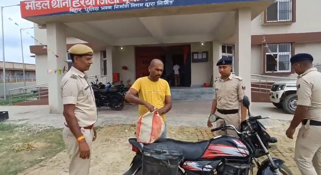 बाइक सहित गिरफ्तार शराब तस्कर बाइक सहित गिरफ्तार शराब तस्कर
