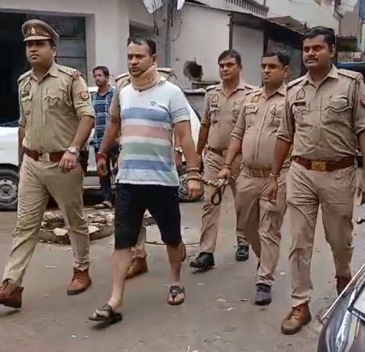 पुलिस की गिरफ्त में आरोपित पुलिस की गिरफ्त में आरोपित