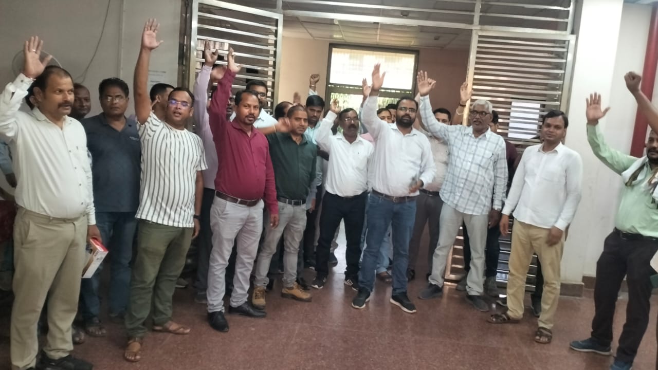 निजीकरण के विरोध में बिजली कर्मचारियों का प्रदर्शन निजीकरण के विरोध में बिजली कर्मचारियों का प्रदर्शन