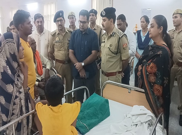 घायलों का हालचाल लेते प्रशासनिक अधिकारी घायलों का हालचाल लेते प्रशासनिक अधिकारी
