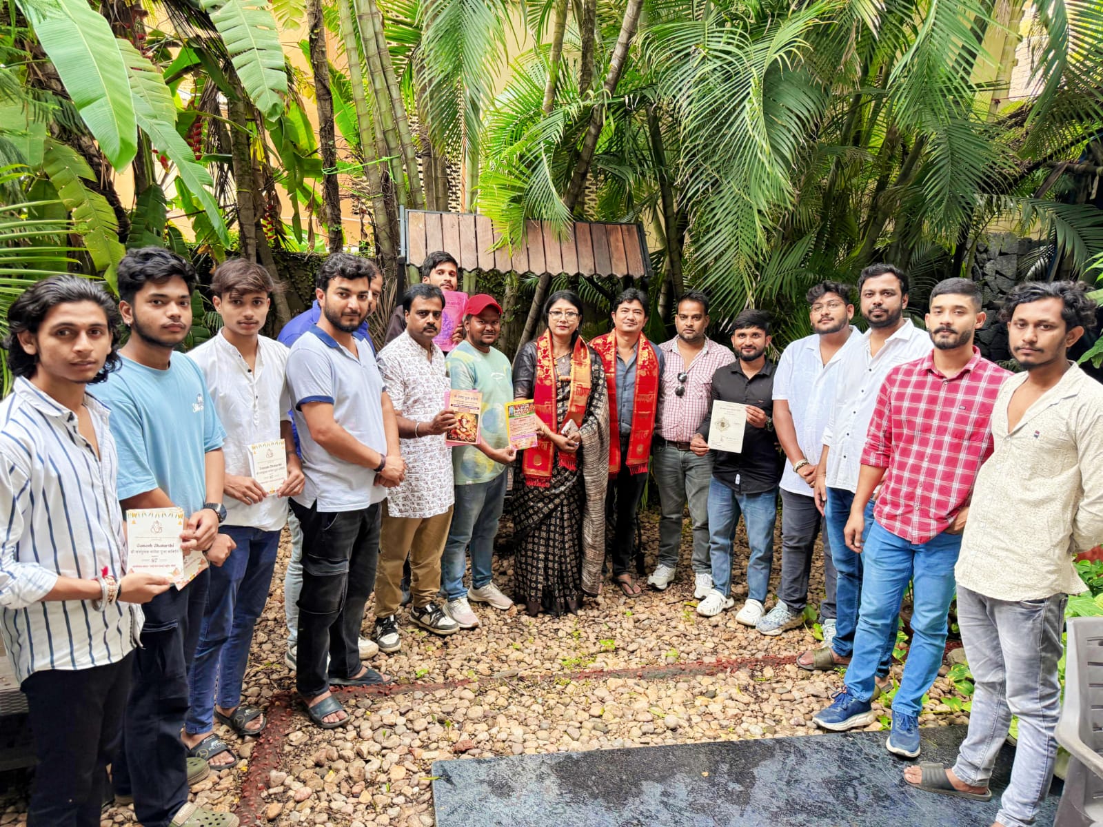 पूजा समिति के प्रतिनिधिमंडल सदस्यों के साथ सांसद समेत अन्य पूजा समिति के प्रतिनिधिमंडल सदस्यों के साथ सांसद समेत अन्य