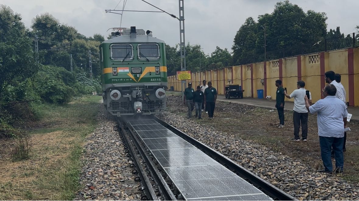 बनारस रेल इंजन कारखाना ने रेलवे ट्रैक पर सोलर पैनल लगाकर रचा रहा इतिहास
