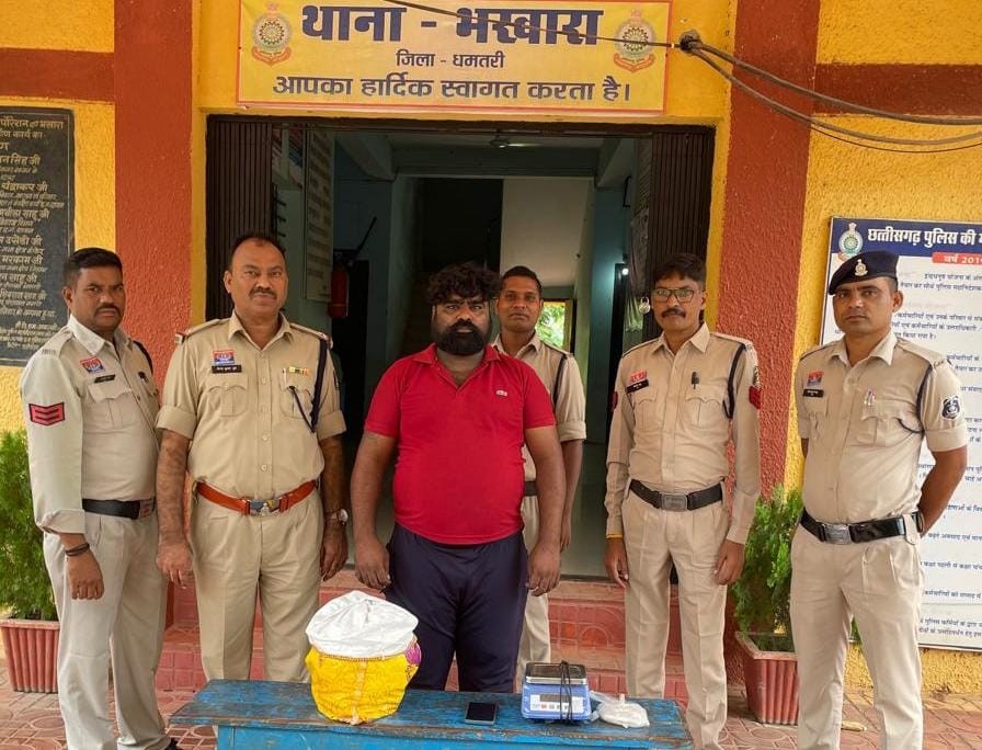 गांजा के साथ गिरफ्तार आरोपित व पुलिस। गांजा के साथ गिरफ्तार आरोपित व पुलिस।
