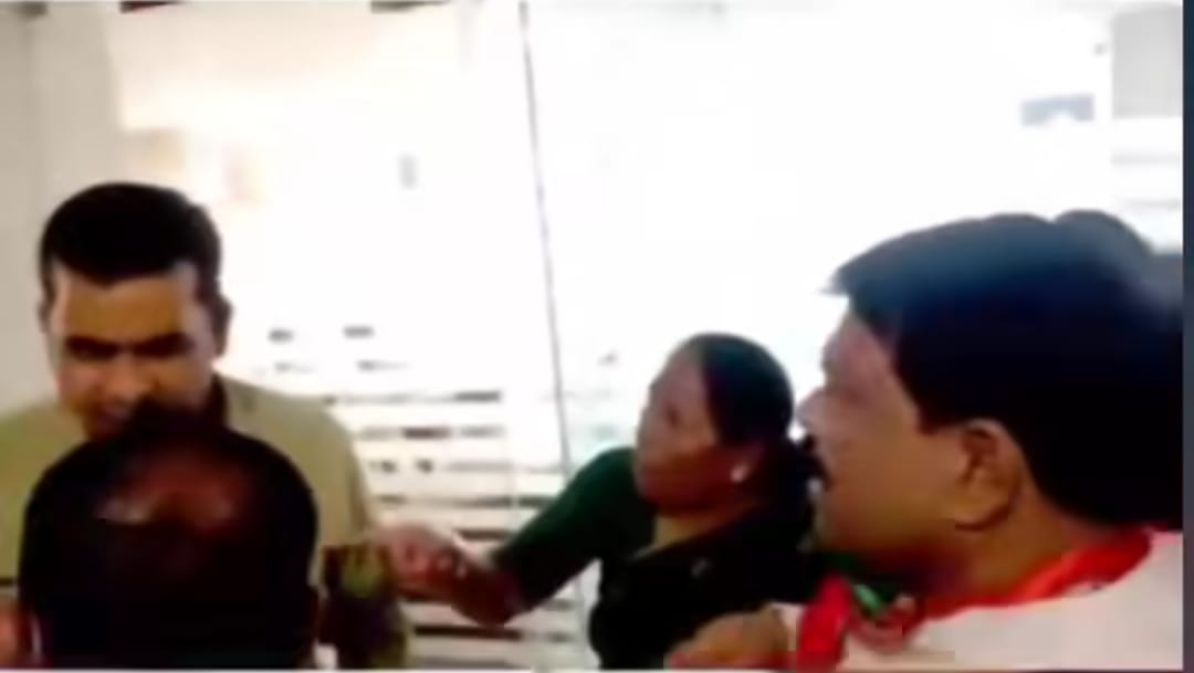 भाजपा संभागीय कार्यालय में राज्यसभा सांसद से सुरक्षाकर्मी ने की धक्का मुक्की भाजपा संभागीय कार्यालय में राज्यसभा सांसद से सुरक्षाकर्मी ने की धक्का मुक्की