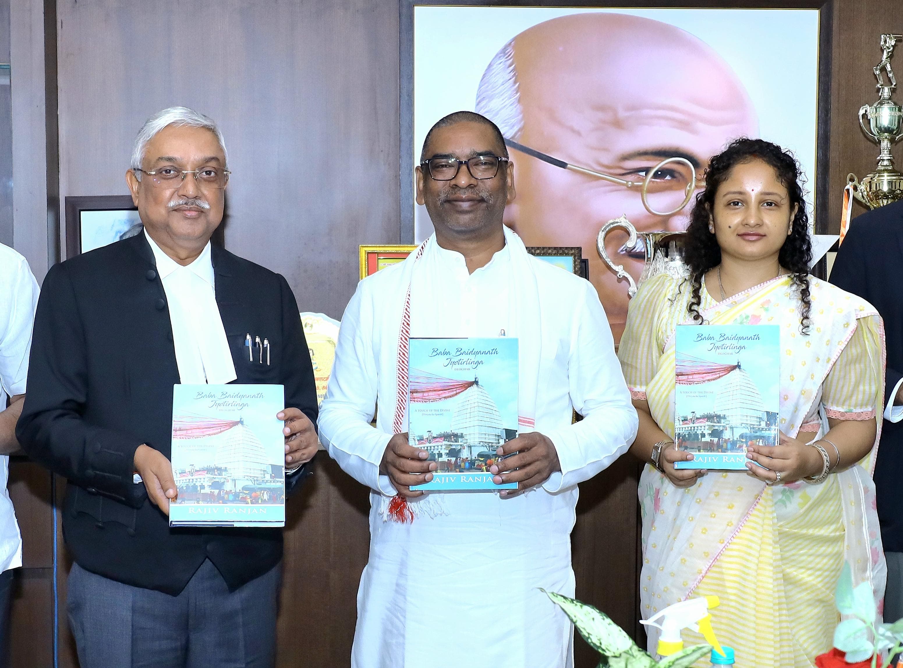 मुख्यमंत्री पुस्तक का लोकार्पण करते हुए मुख्यमंत्री पुस्तक का लोकार्पण करते हुए