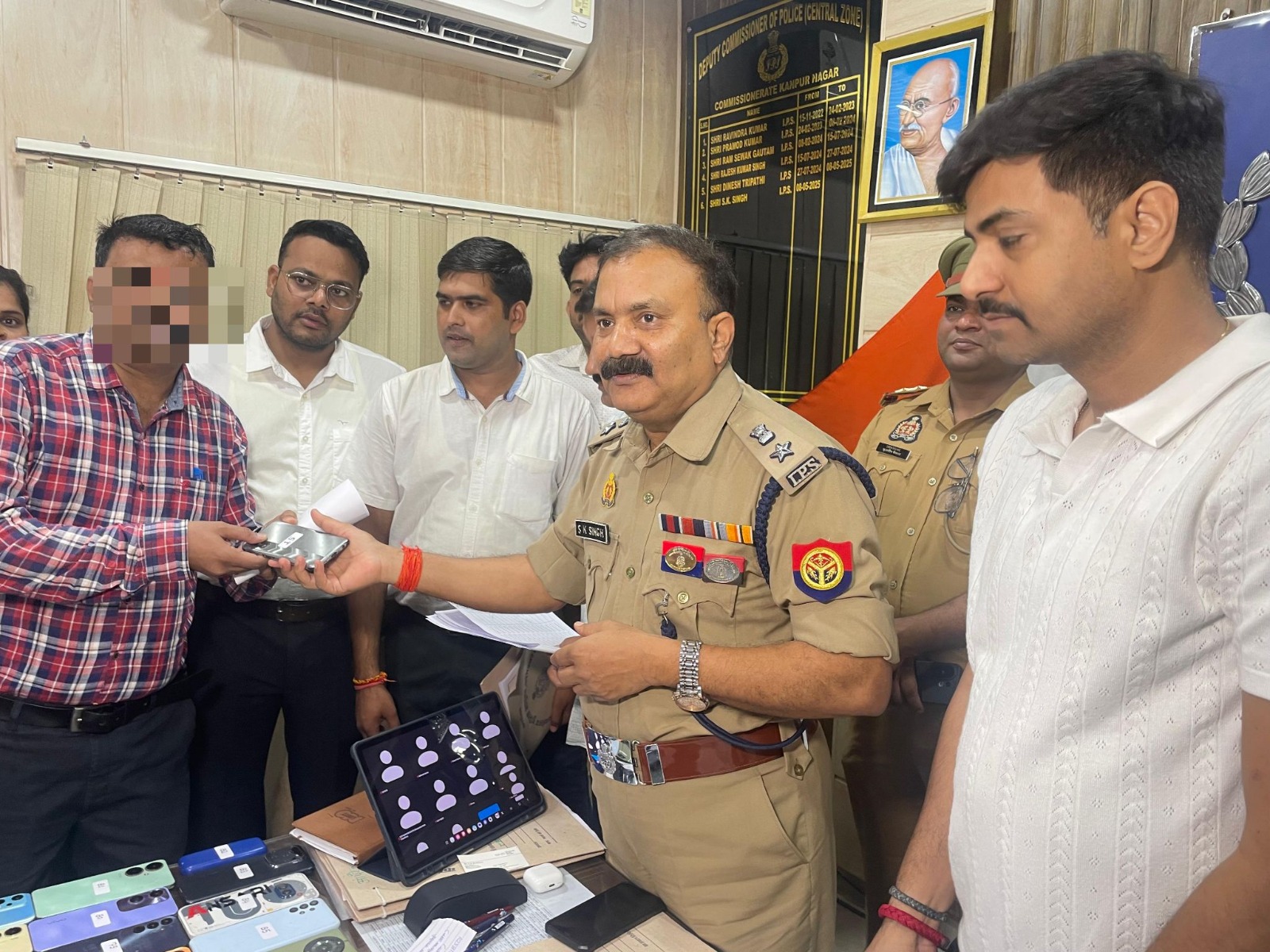 मोबाइल देते पुलिस उपायुक्त मध्य श्रवण कुमार सिंह