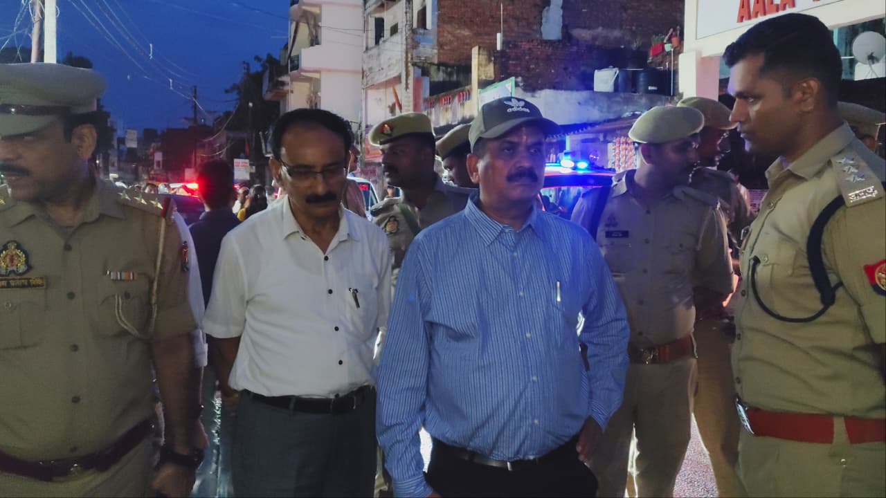 मौके पर पहुंचे जिलाधिकारी डॉ दिनेश चंद्र सिंह मौके पर पहुंचे जिलाधिकारी डॉ दिनेश चंद्र सिंह