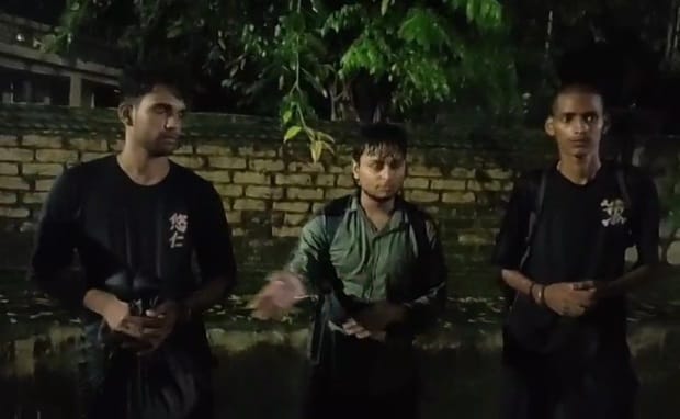 एसडीआरएफ के जवानों के साथ  भटका हुआ युवक