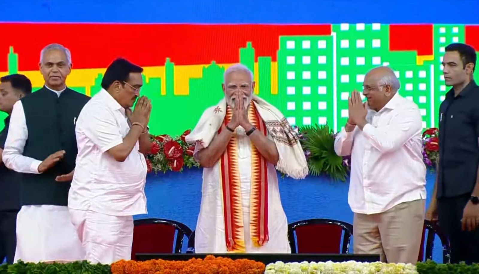 पीएम मोदी पीएम मोदी