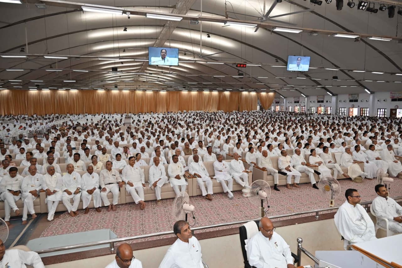 डायमंड हाल में मौजूद लोग। डायमंड हाल में मौजूद लोग।