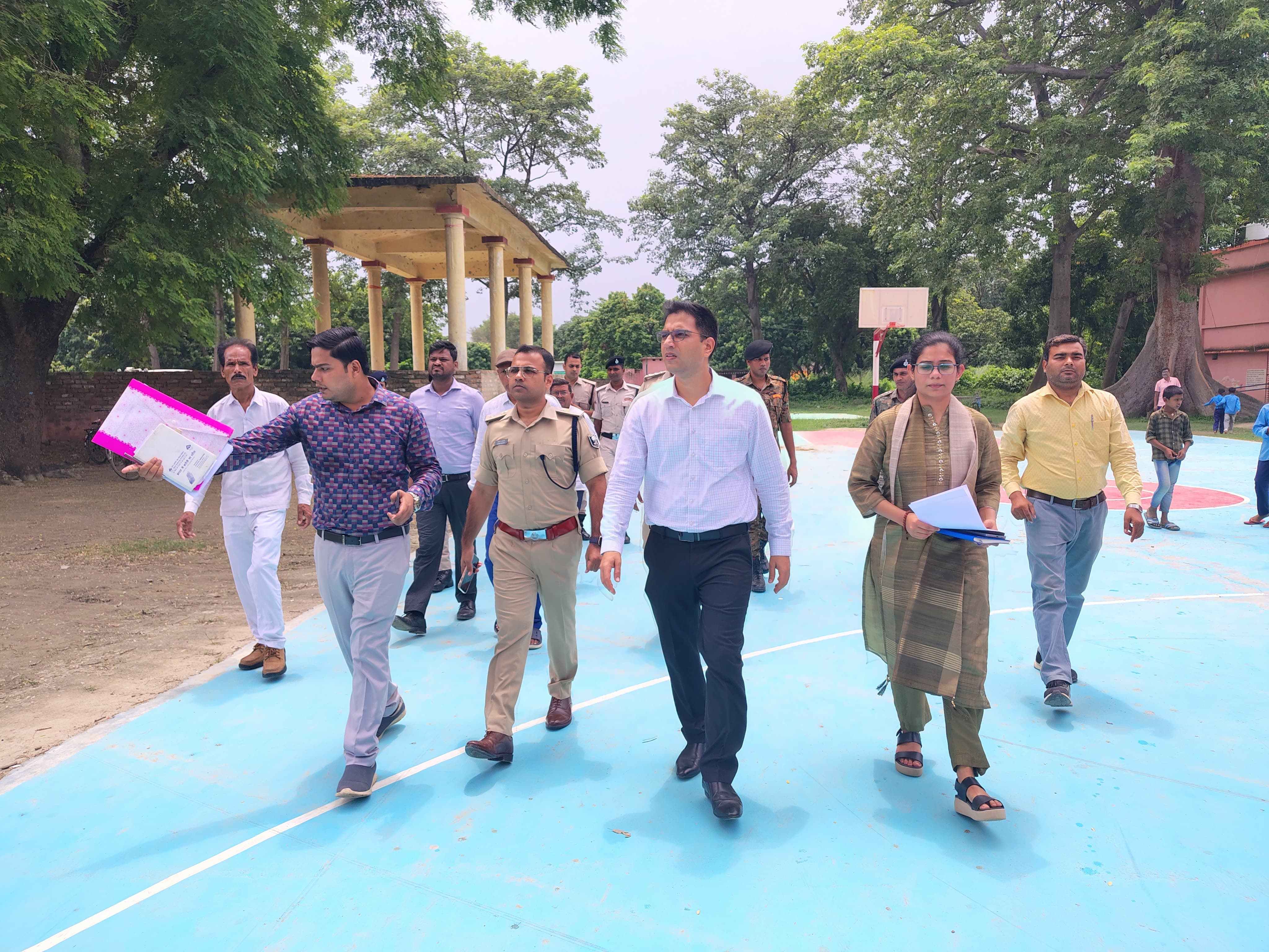 डिस्पैच सेंटर का निरीक्षण करते डीएम एसपी व अन्य डिस्पैच सेंटर का निरीक्षण करते डीएम एसपी व अन्य