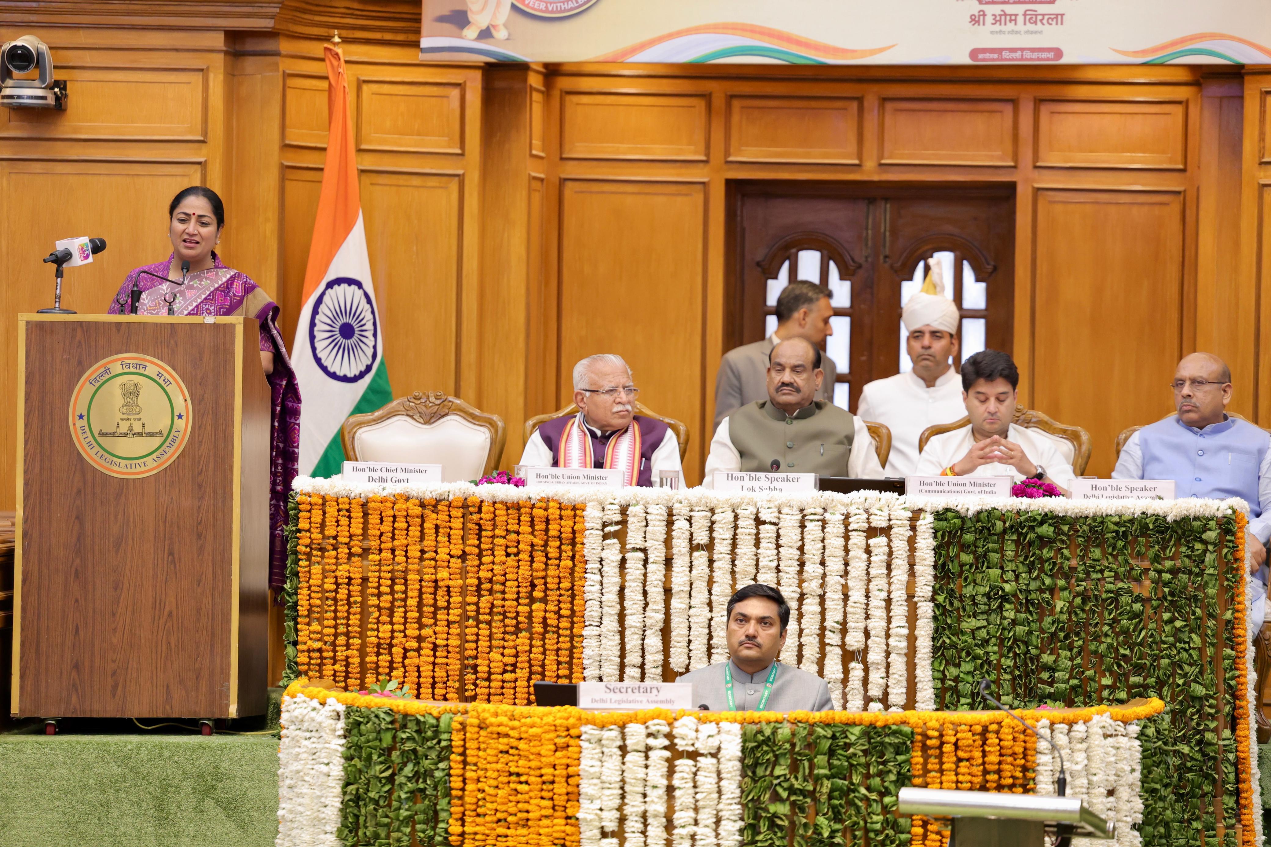 दिल्ली विधानसभा में आयोजित ऑल इंडिया स्पीकर्स कॉन्फ्रेंस के समापन सत्र को संबोधित करती मुख्यमंत्री रेखा गुप्ता दिल्ली विधानसभा में आयोजित ऑल इंडिया स्पीकर्स कॉन्फ्रेंस के समापन सत्र को संबोधित करती मुख्यमंत्री रेखा गुप्ता