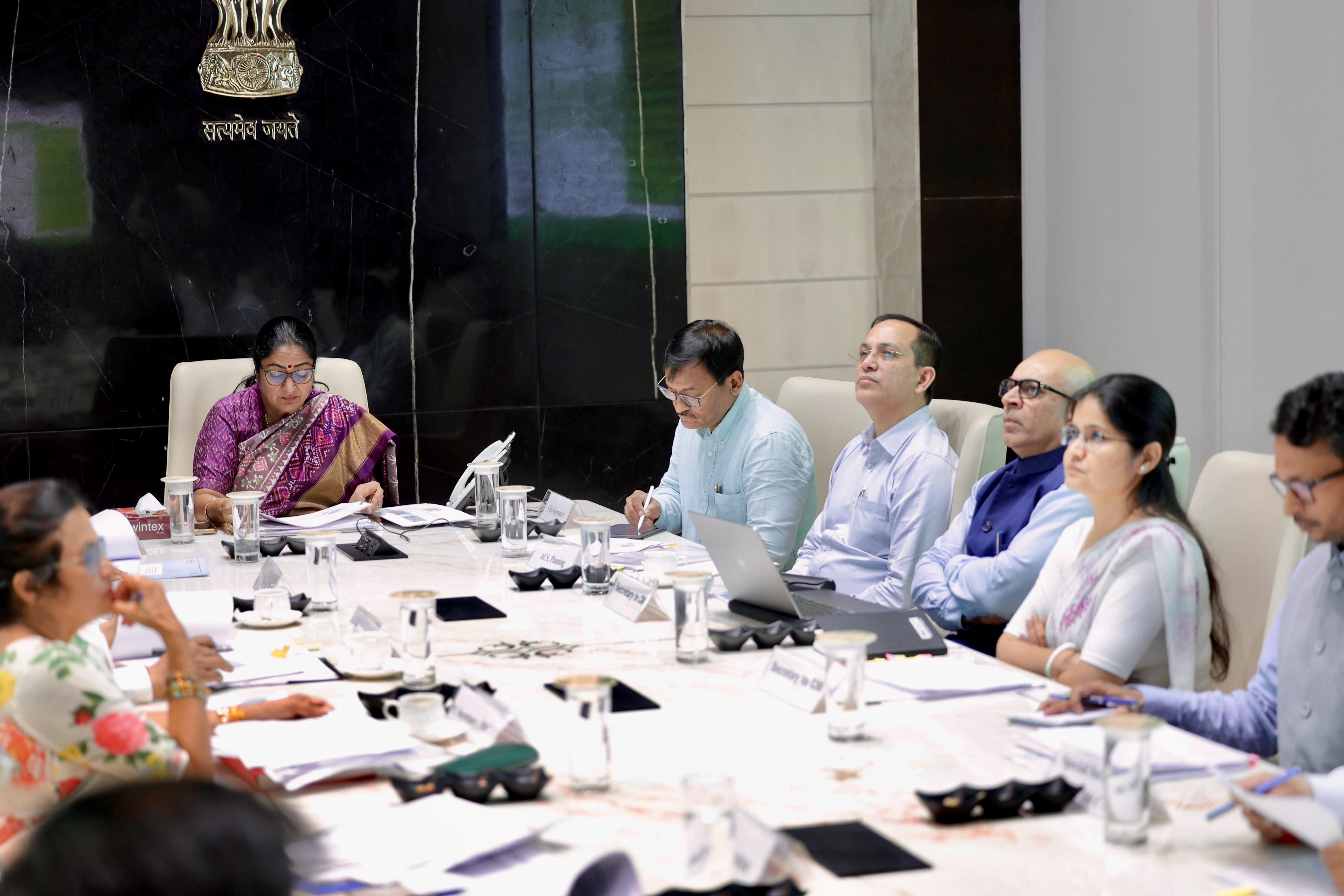 दिल्ली सचिवालय में अधिकारियों के साथ मुख्यमंत्री विकास निधि (सीएमडीएफ) और विधायक स्थानीय क्षेत्र विकास (एमएलए-एलएडी) योजनाओं के संबंध में समीक्षा बैठक  करती मुख्यमंत्री रेखा गुप्ता