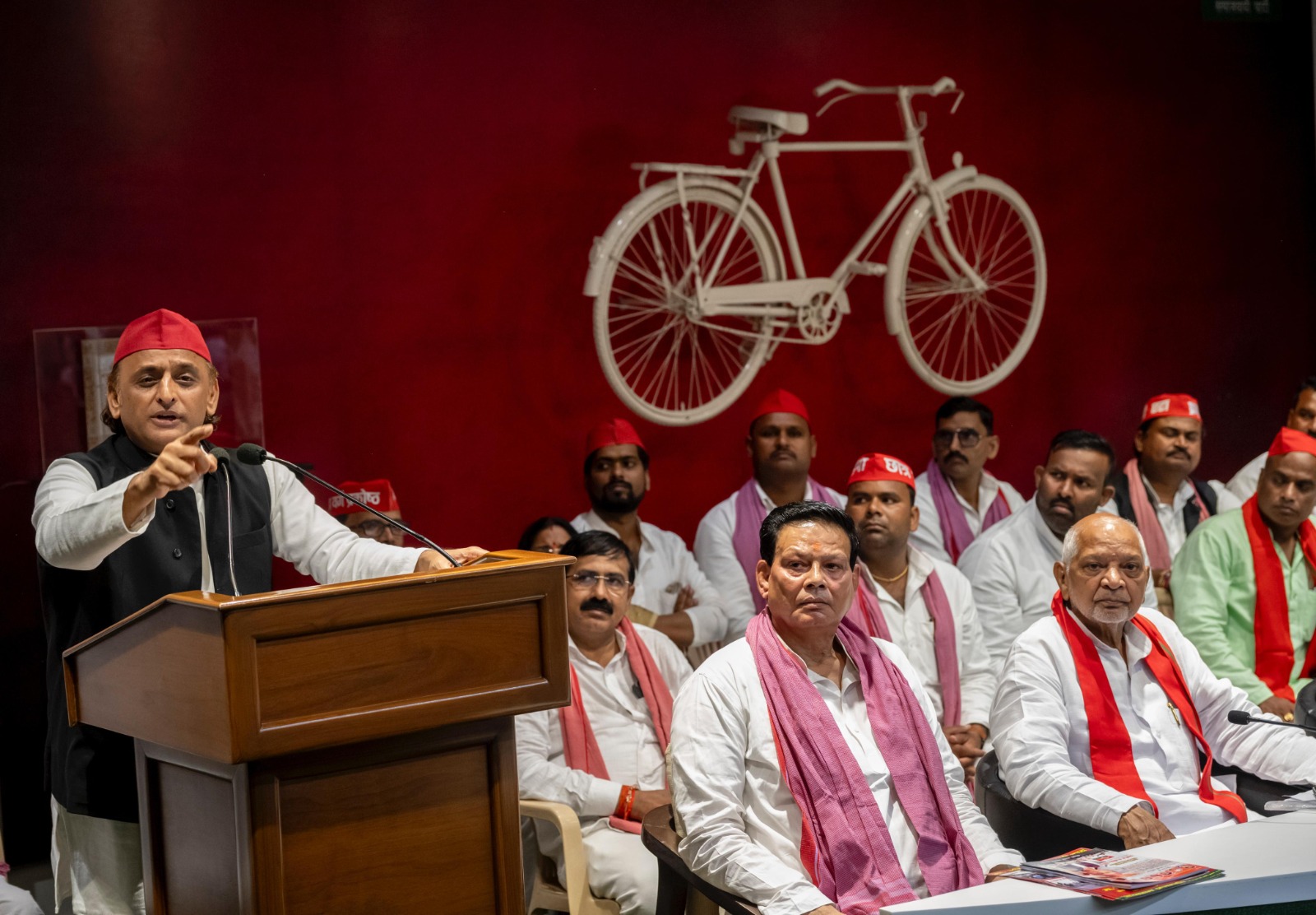 पार्टी मुख्यालय में आयोजित प्रजापति समाज के कार्यक्रम में बोलते अखिलेश यादव पार्टी मुख्यालय में आयोजित प्रजापति समाज के कार्यक्रम में बोलते अखिलेश यादव