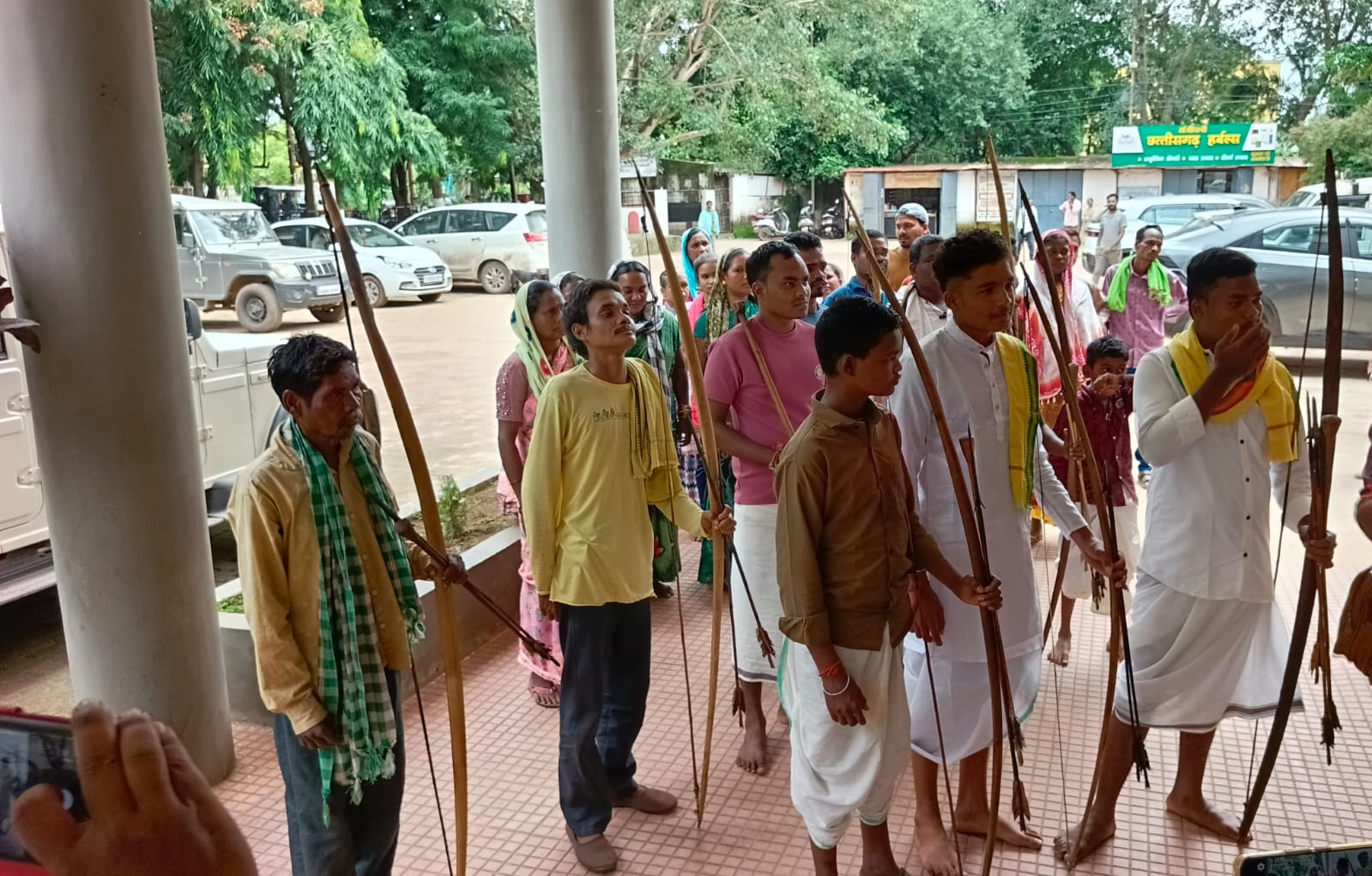 कलेक्ट्रेट में तीर-कमान लेकर खड़े हुए कमार।