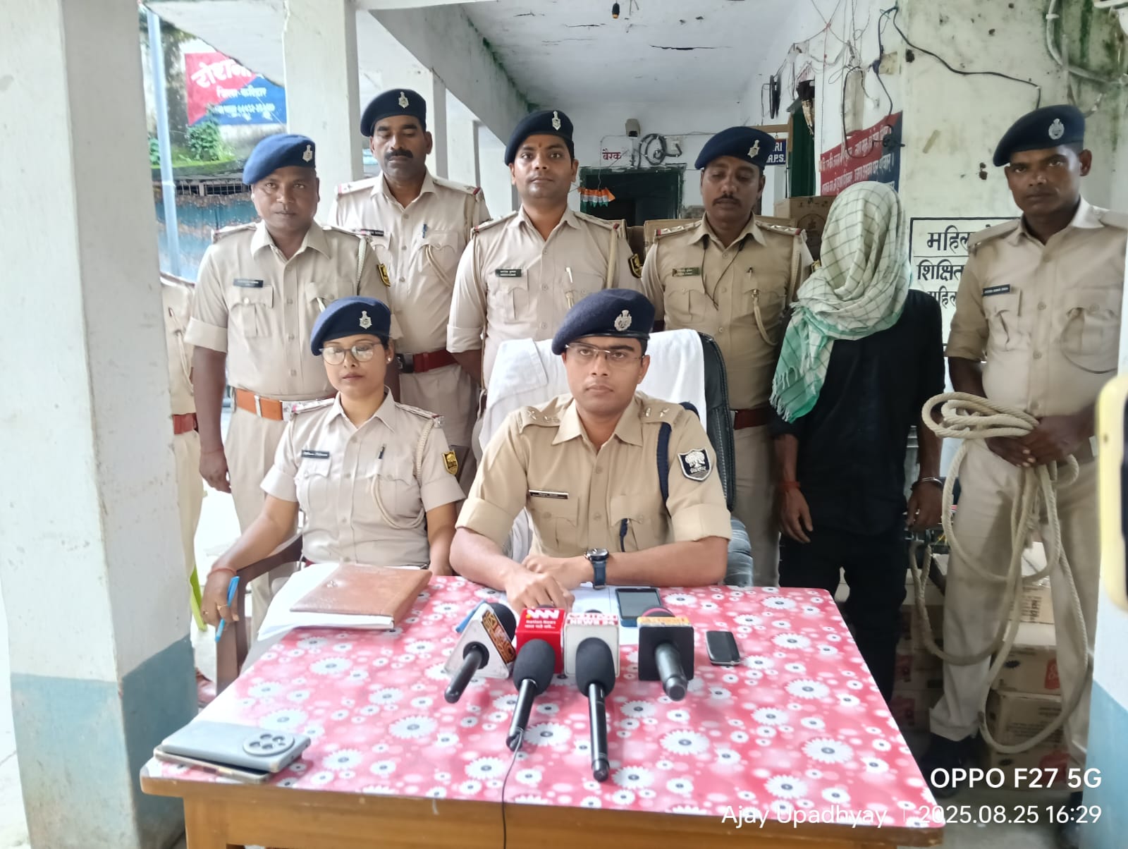पुलिस के गिरफ्त में शराब तस्कर पुलिस के गिरफ्त में शराब तस्कर