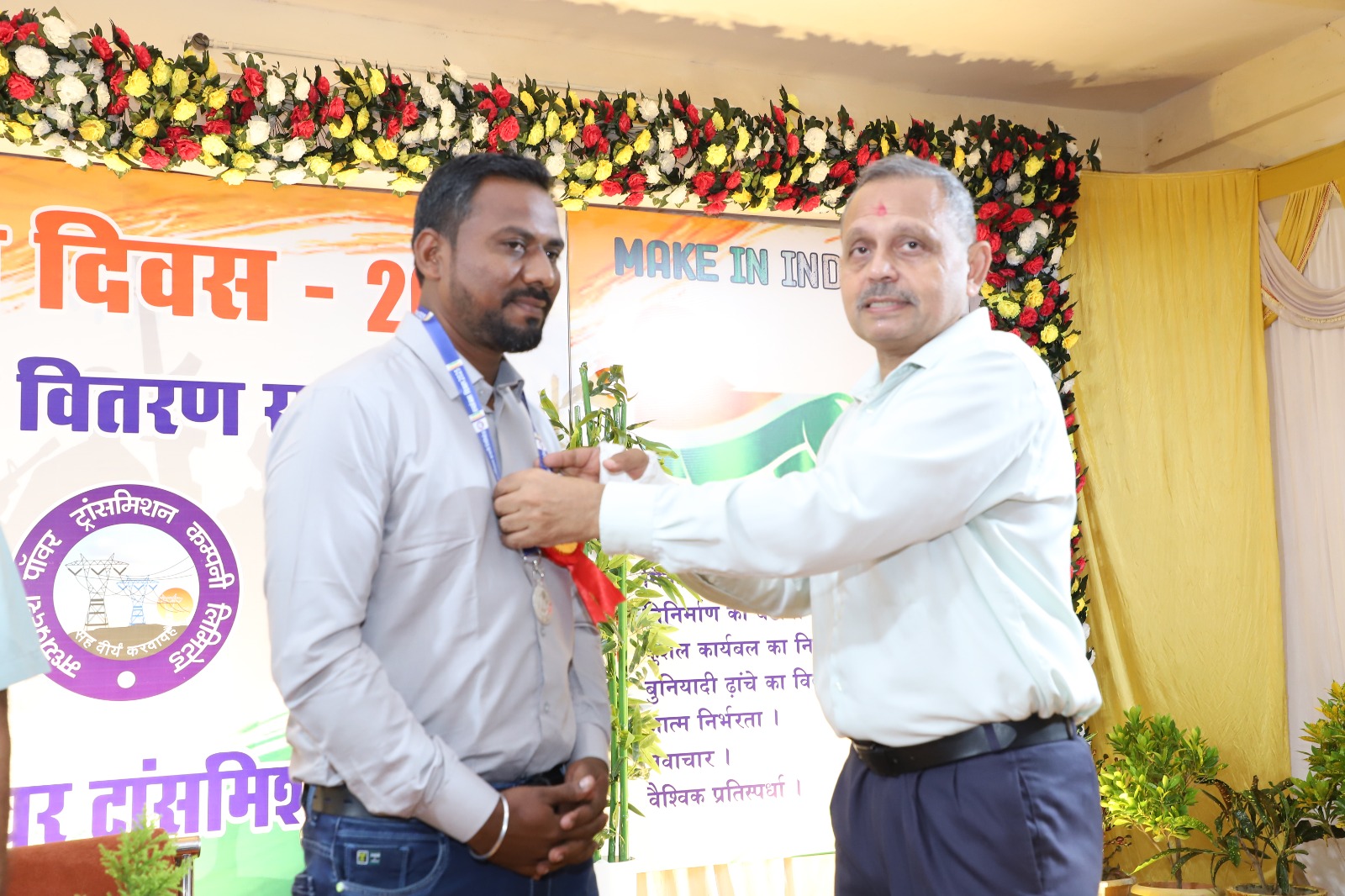 40 मीटर ऊँचाई, गहरी खाई और 90 मीटर मंकी क्रॉलिंग...इंटरस्टेट ट्रांसमिशन लाइन पर सुधार करने वाले सम्मानित 40 मीटर ऊँचाई, गहरी खाई और 90 मीटर मंकी क्रॉलिंग...इंटरस्टेट ट्रांसमिशन लाइन पर सुधार करने वाले सम्मानित